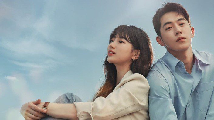 Main couple sitting together looking at the sky in the Korean drama Start-Up