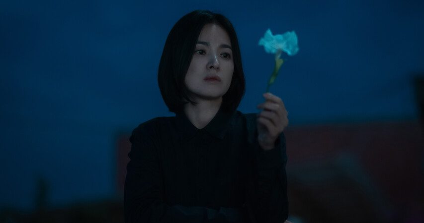 The Glory dramatic scene featuring Moon Dong Eun holding a flower